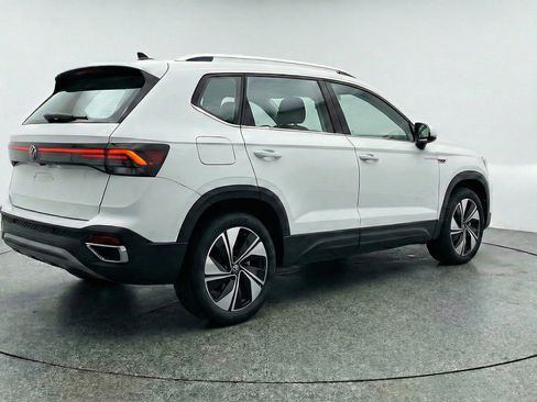 Used 2025 Volkswagen Taos SE AWD/4WD image 9