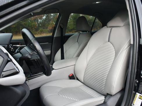 Used 2022 Toyota Camry SE image 9