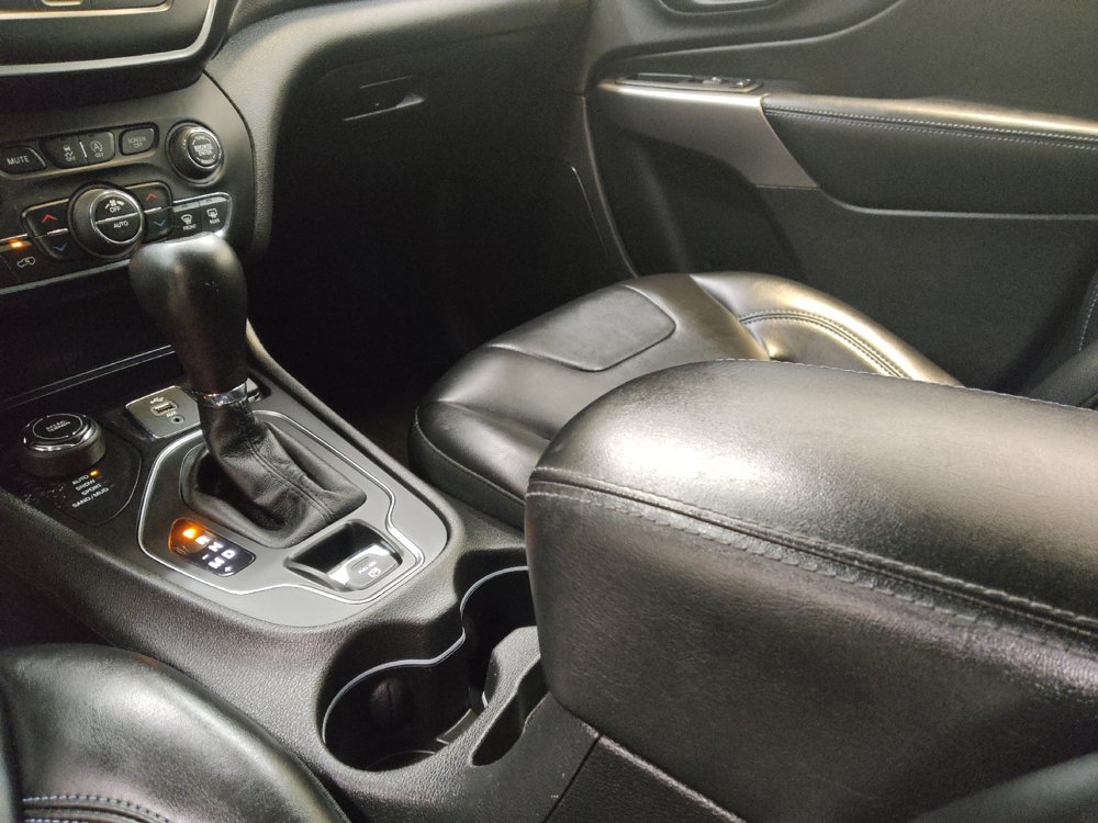 Used 2019 Jeep Cherokee Latitude Plus w/ Comfort/Convenience Group AWD/4WD image 26