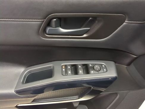 Used 2025 Nissan Pathfinder SV image 23