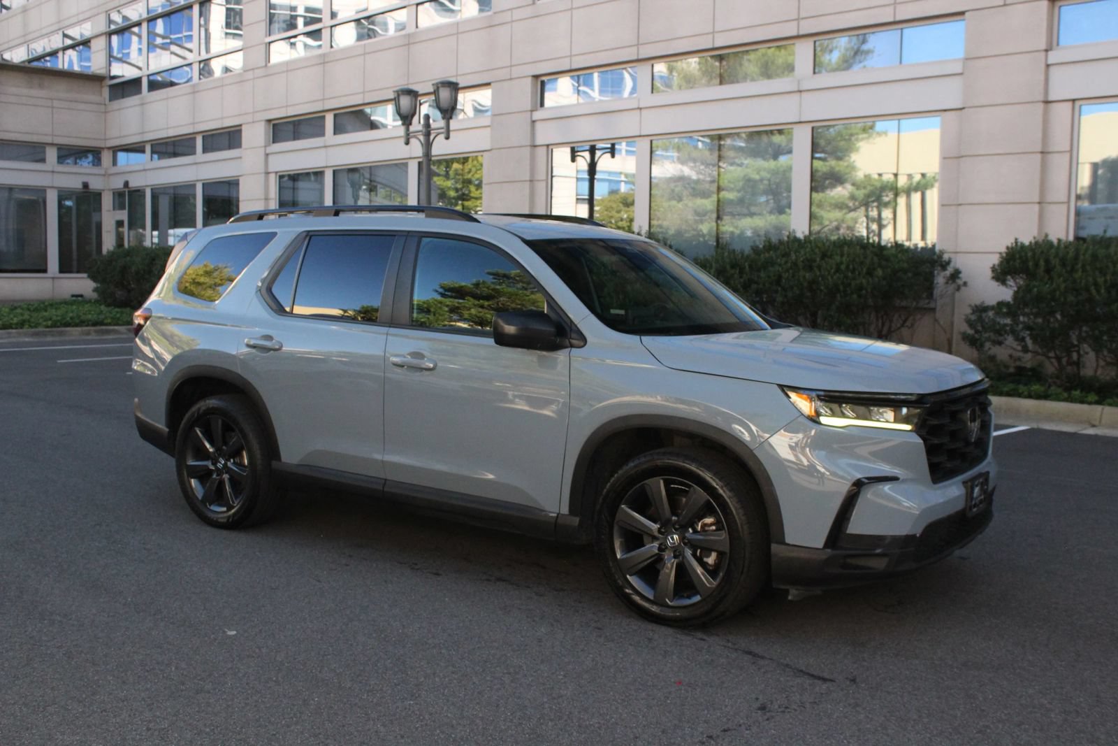 Used 2024 Honda Pilot Sport image 2