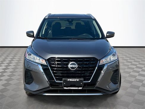 Used 2022 Nissan Kicks SV image 2