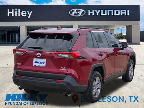 Used 2022 Toyota RAV4 XLE w/ Convenience Package AWD/4WD image 4
