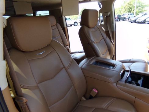 Used 2016 Cadillac Escalade ESV Platinum AWD/4WD image 33