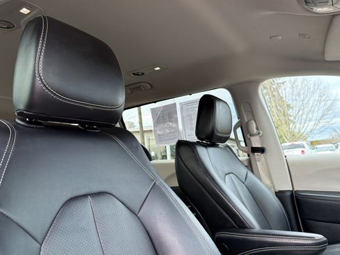 Used 2024 Chrysler Pacifica Touring-L image 17