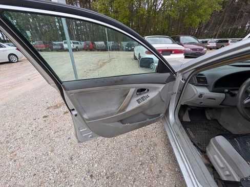 Used 2010 Toyota Camry LE FWD image 22