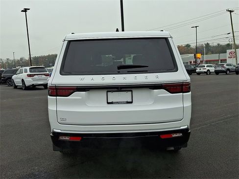 Used 2024 Jeep Wagoneer 4WD w/ Convenience Group I image 9