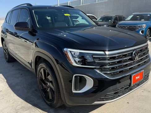Used 2024 Volkswagen Atlas SE w/ Panoramic Sunroof Package FWD image 2