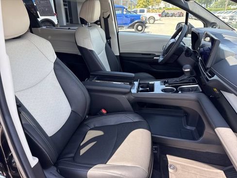 Used 2025 Toyota Sienna Limited AWD/4WD image 31
