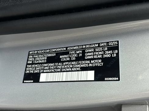 Certified 2025 Volvo XC40 B5 Plus AWD/4WD image 34