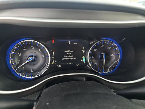 Used 2024 Chrysler Pacifica Touring-L image 10