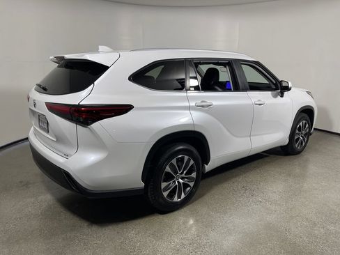 Used 2023 Toyota Highlander XLE FWD image 3