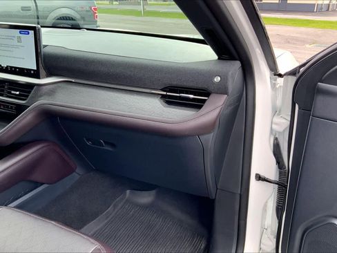 Certified 2025 Ford Explorer Platinum image 18