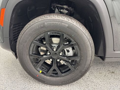 New 2025 Jeep Grand Cherokee Altitude image 10