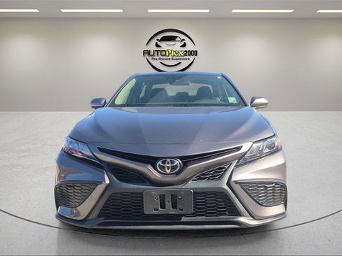 Used 2021 Toyota Camry SE image 2