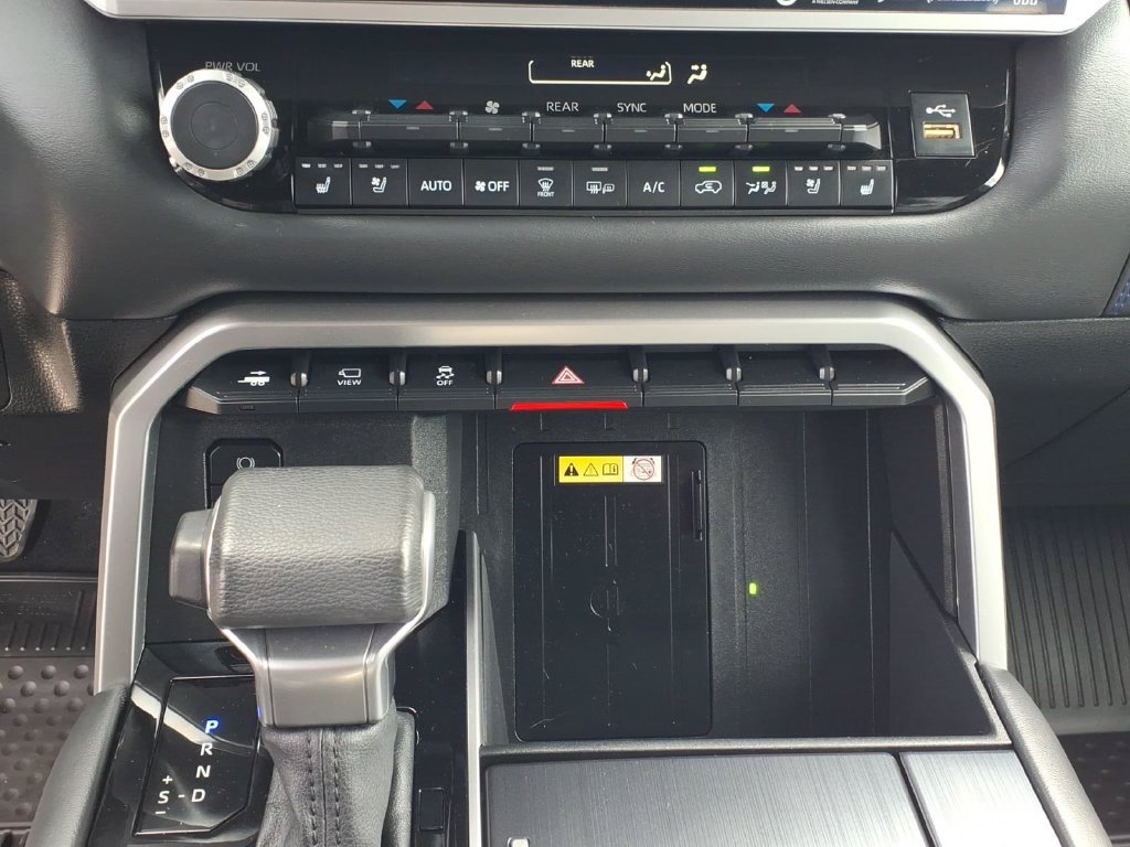 Used 2024 Toyota Sequoia Platinum AWD/4WD image 9