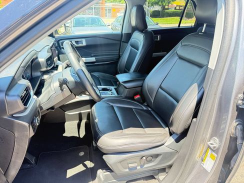 Used 2024 Ford Explorer XLT w/ Equipment Group 202A AWD/4WD image 38