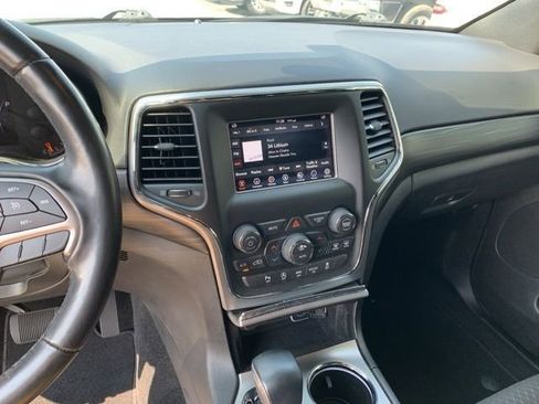 Used 2021 Jeep Grand Cherokee Laredo image 18