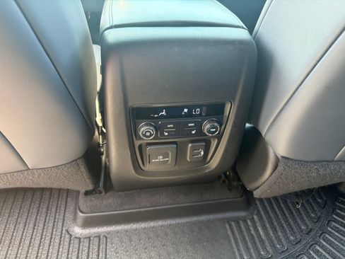 Used 2022 Buick Enclave Premium AWD/4WD image 11