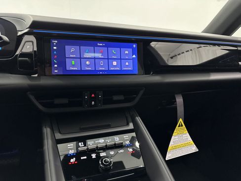 Certified 2025 Porsche Macan Electric image 34