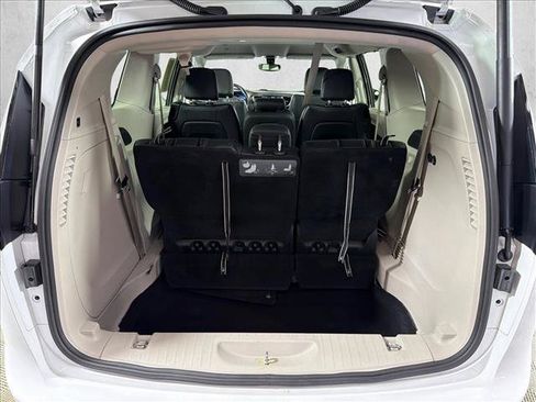 Used 2019 Chrysler Pacifica Touring-L FWD image 17