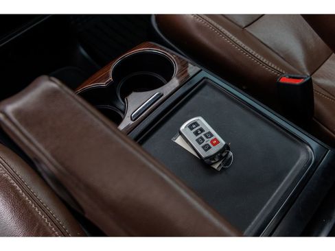 Used 2018 Toyota Sienna Limited w/ Carpet Mat Package image 19