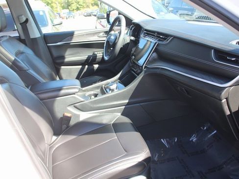 Used 2024 Jeep Grand Cherokee Limited image 31