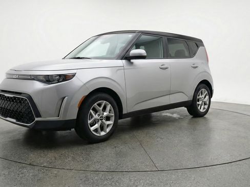 Used 2025 Kia Soul LX w/ LX Technology Package image 3