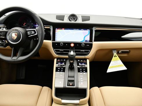 Certified 2025 Porsche Macan image 22