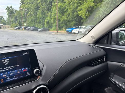 Used 2025 Nissan Sentra SV FWD image 30