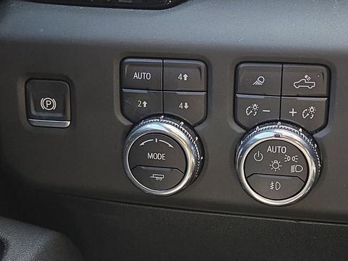 Used 2025 GMC Sierra 1500 AT4 w/ Technology Package AWD/4WD image 13