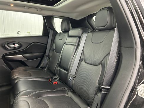 Used 2019 Jeep Cherokee Limited w/ Luxury Group AWD/4WD image 31