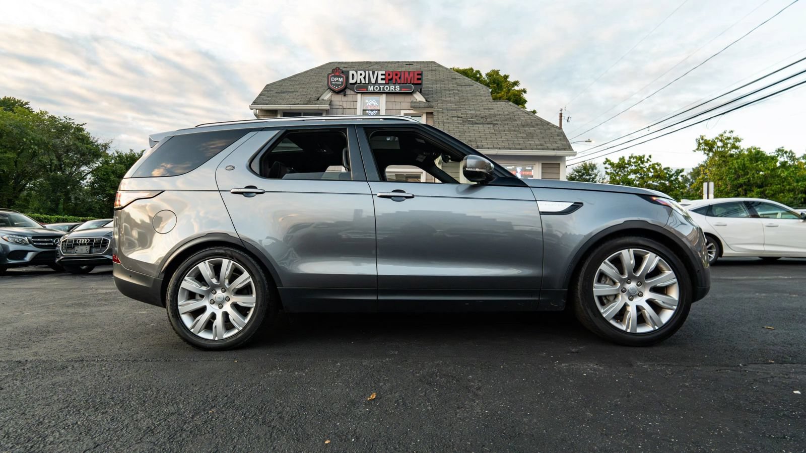Used 2020 Land Rover Discovery HSE AWD/4WD image 2