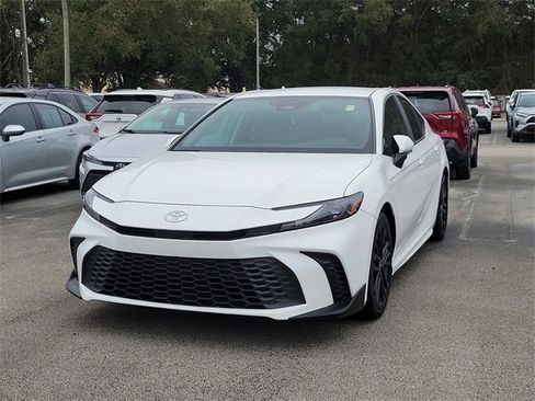 Used 2025 Toyota Camry SE image 2