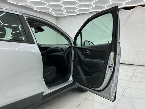 Used 2018 Chevrolet Trax LS FWD image 17