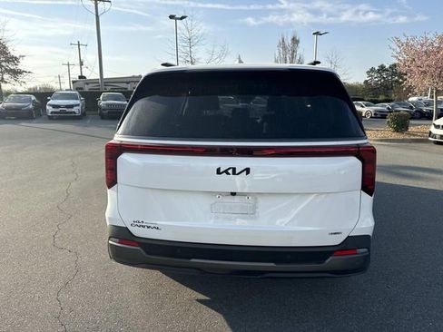 Used 2025 Kia Carnival SX w/ SX Dark Edition Package image 5
