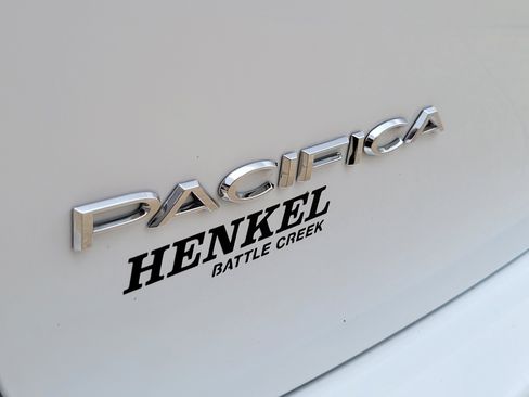 Used 2024 Chrysler Pacifica Touring-L FWD image 23