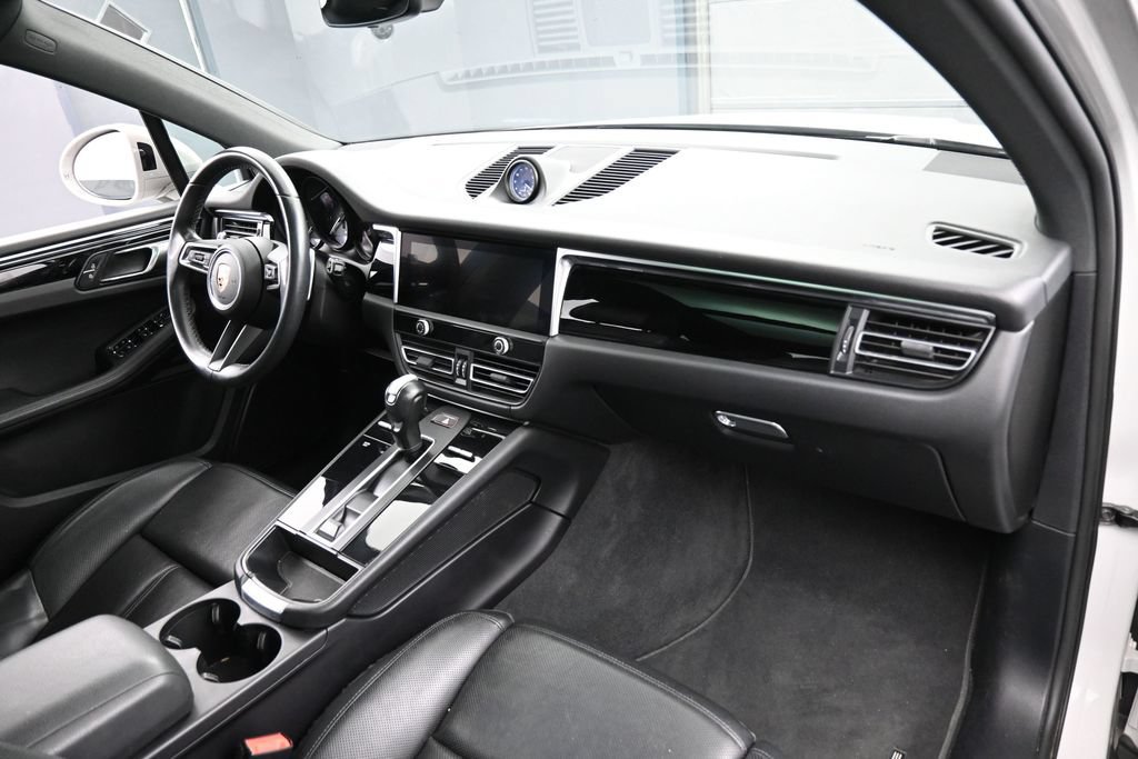 Certified 2023 Porsche Macan Turbo AWD/4WD image 31