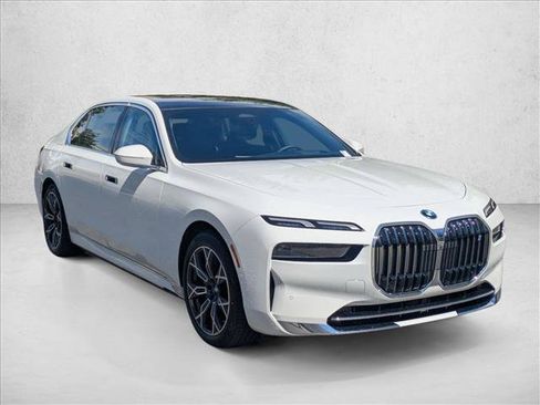 Used 2025 BMW i7 eDrive50 w/ Premium Package RWD image 4