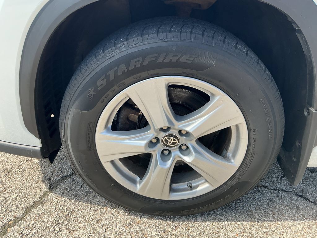 Used 2022 Toyota Highlander LE AWD/4WD image 13