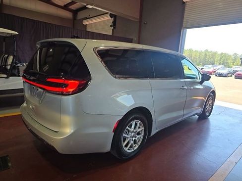 Used 2024 Chrysler Pacifica Touring-L FWD image 3