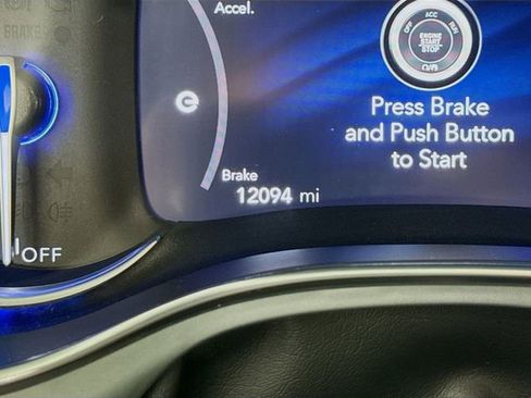 Used 2025 Chrysler Pacifica Premium image 13