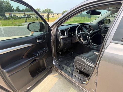 Used 2018 Toyota Highlander XLE AWD/4WD image 12