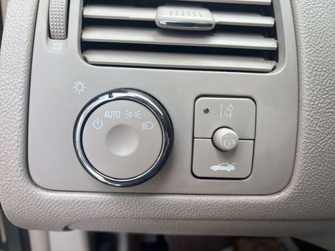 Used 2009 Buick Lucerne CXL FWD image 24