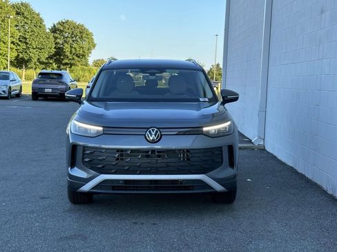 New 2025 Volkswagen Tiguan SE image 9