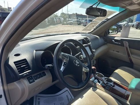 Used 2012 Toyota Highlander Limited w/ Tow Pkg FWD image 14