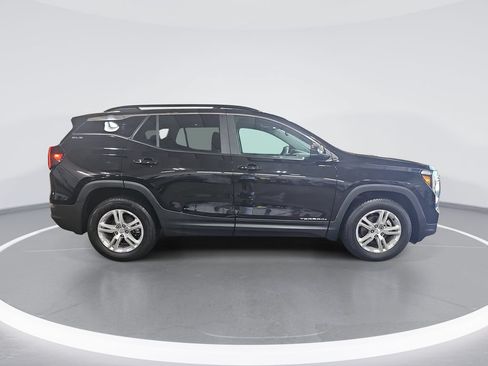 Used 2024 GMC Terrain SLE w/ Driver Convenience Package FWD image 2