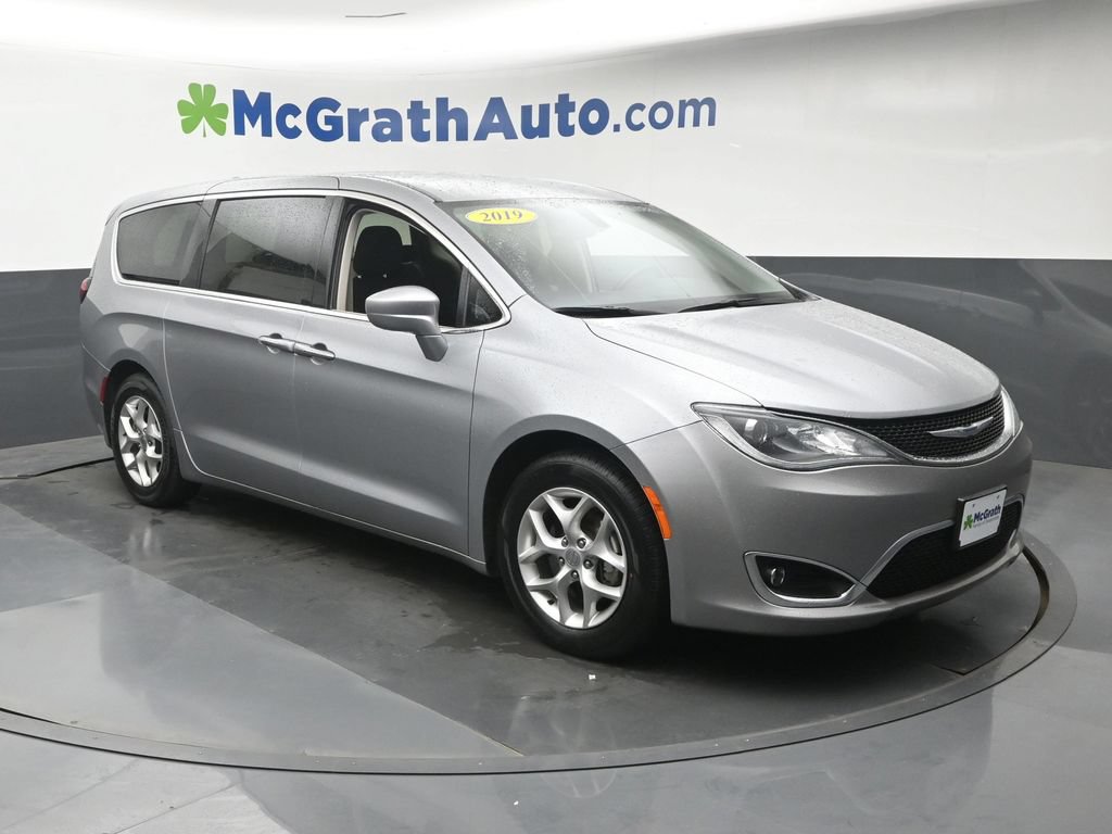 Used 2019 Chrysler Pacifica Touring Plus w/ Tire & Wheel Group FWD image 2