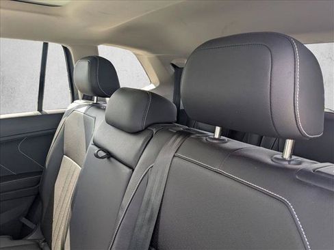 Used 2024 Volkswagen Tiguan SE w/ Panoramic Sunroof Package FWD image 16