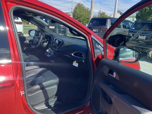 New 2026 Chrysler Voyager LX image 27